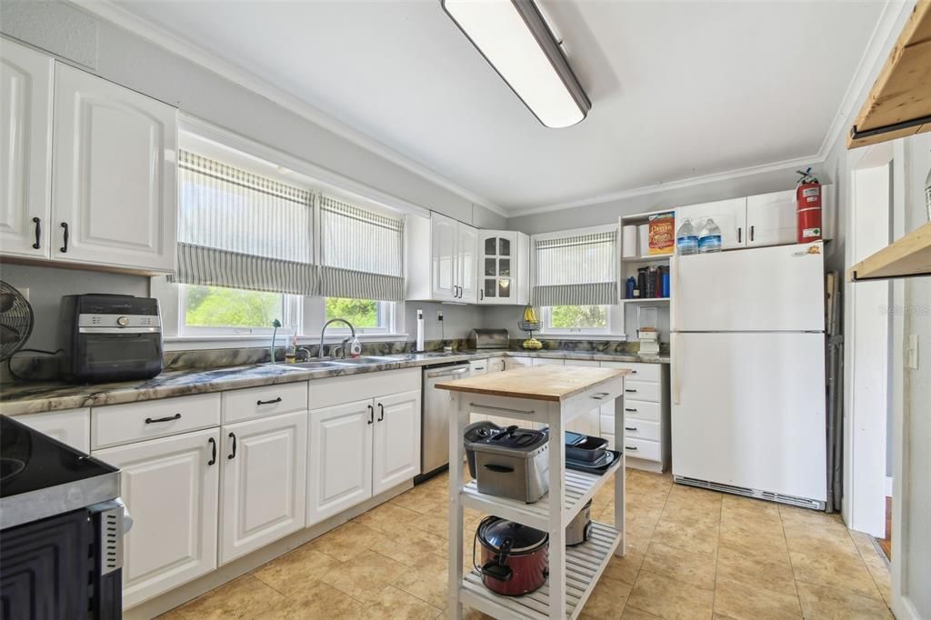 合同活跃: $725,000 (5 贝兹, 4 浴室, 4752 平方英尺)