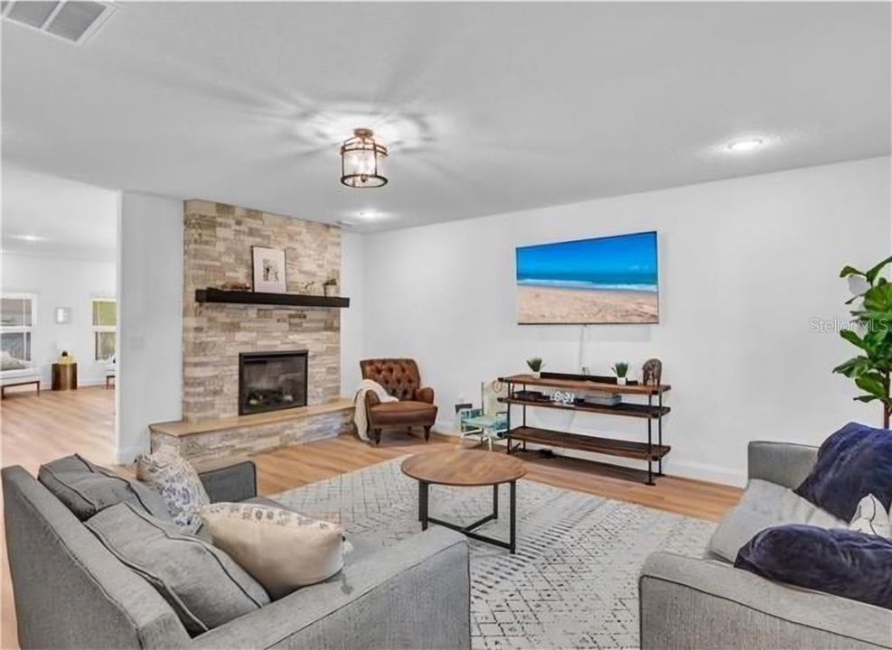 For Rent: $3,900 (5 beds, 3 baths, 3071 Square Feet)