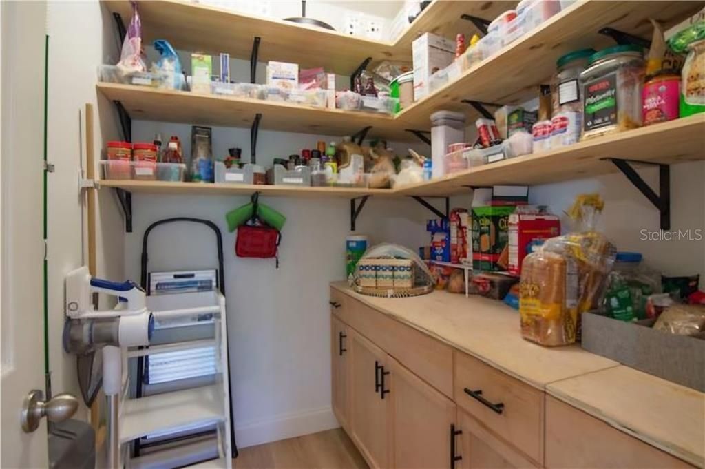 For Rent: $3,900 (5 beds, 3 baths, 3071 Square Feet)