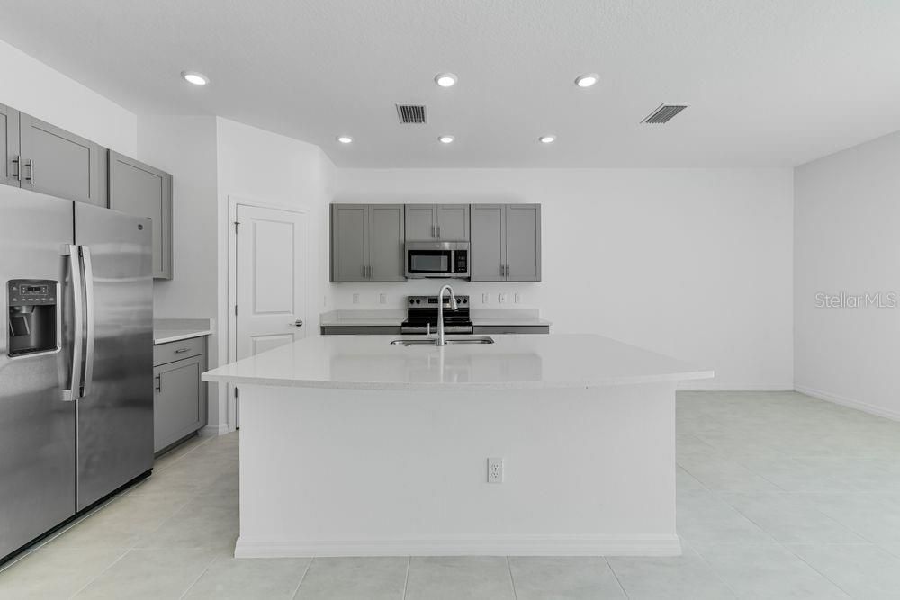 For Sale: $299,000 (3 beds, 2 baths, 1373 Square Feet)