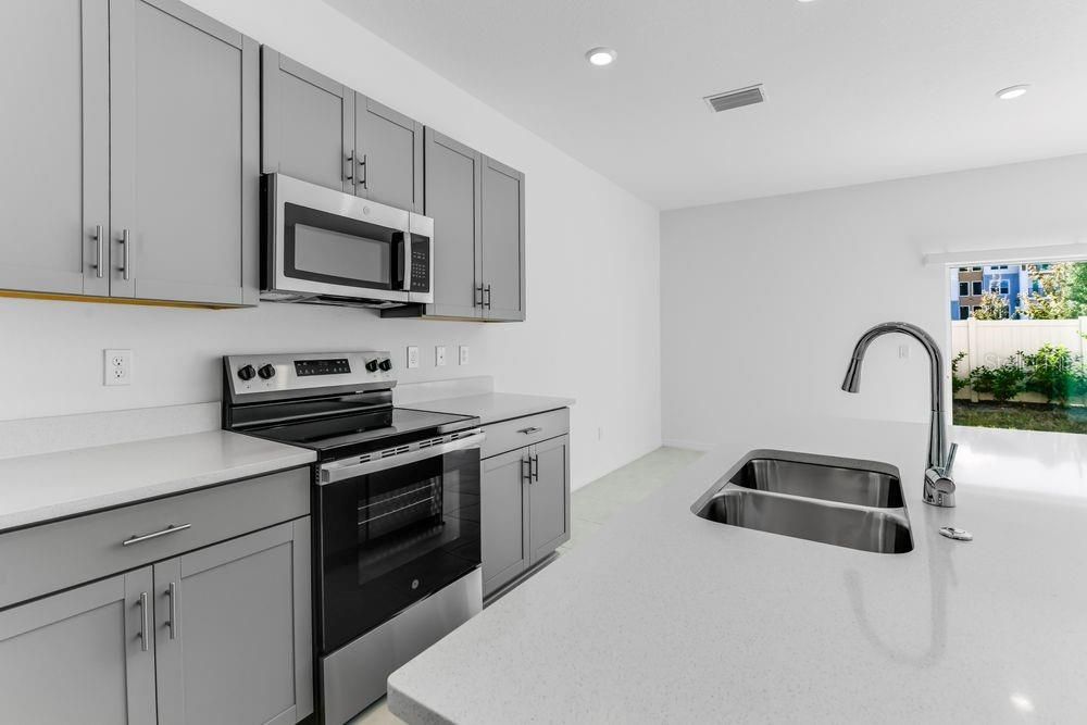 For Sale: $299,000 (3 beds, 2 baths, 1373 Square Feet)