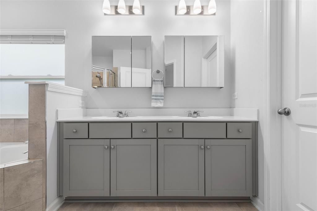 Под контрактом: $409,900 (5 спален, 2 ванн, 2208 Квадратных фут)