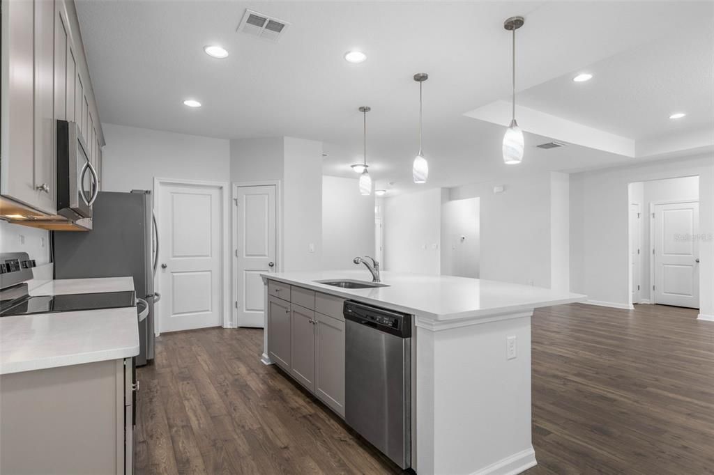 Под контрактом: $409,900 (5 спален, 2 ванн, 2208 Квадратных фут)