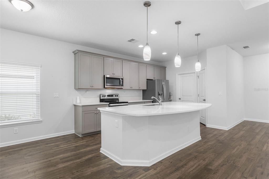 Под контрактом: $409,900 (5 спален, 2 ванн, 2208 Квадратных фут)