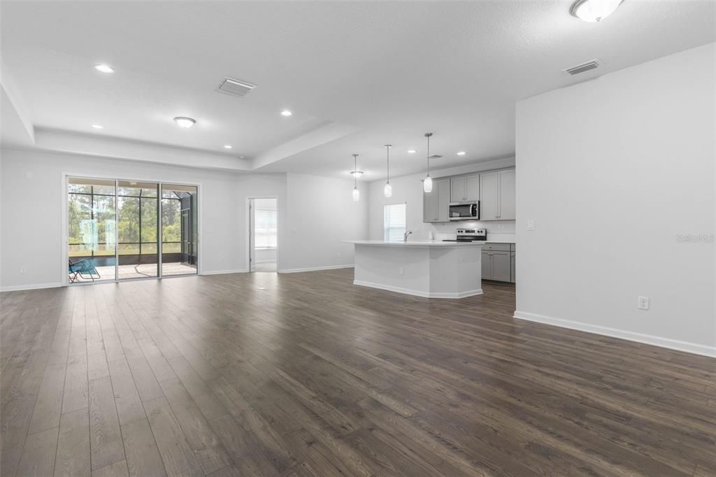 Под контрактом: $409,900 (5 спален, 2 ванн, 2208 Квадратных фут)