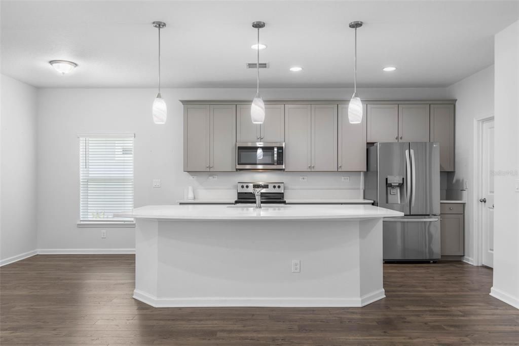 Под контрактом: $409,900 (5 спален, 2 ванн, 2208 Квадратных фут)