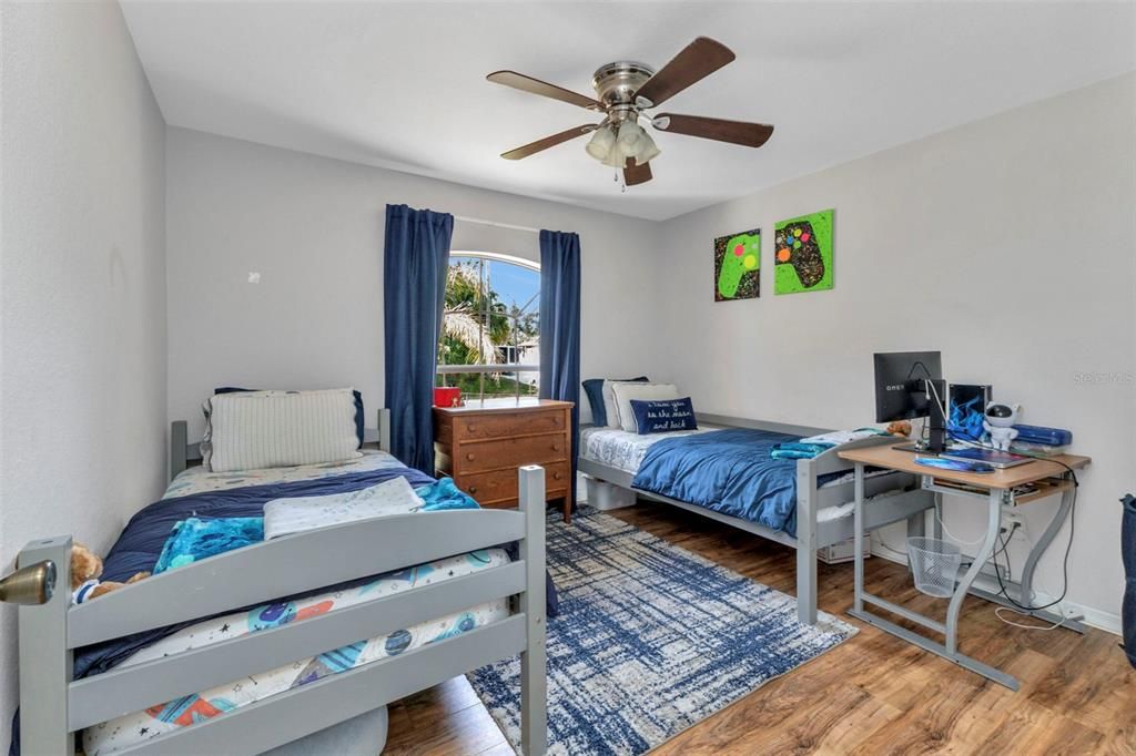 Activo con contrato: $549,000 (3 camas, 2 baños, 1270 Pies cuadrados)