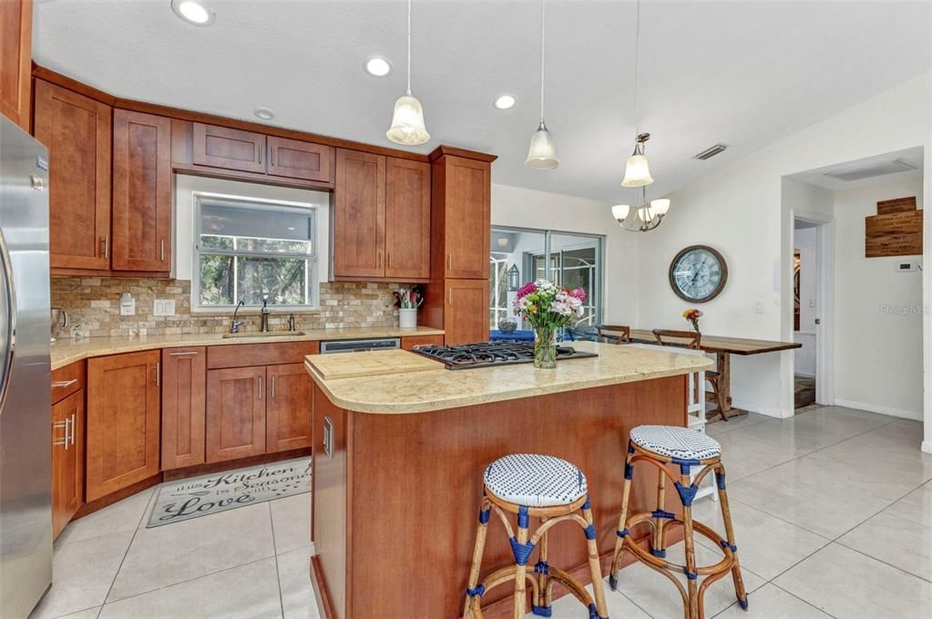 Activo con contrato: $549,000 (3 camas, 2 baños, 1270 Pies cuadrados)