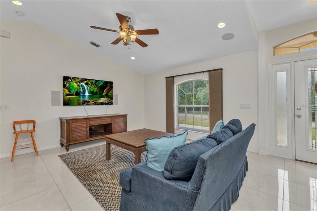 Activo con contrato: $549,000 (3 camas, 2 baños, 1270 Pies cuadrados)