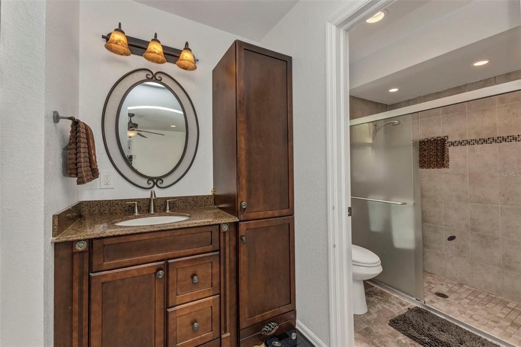 Activo con contrato: $549,000 (3 camas, 2 baños, 1270 Pies cuadrados)