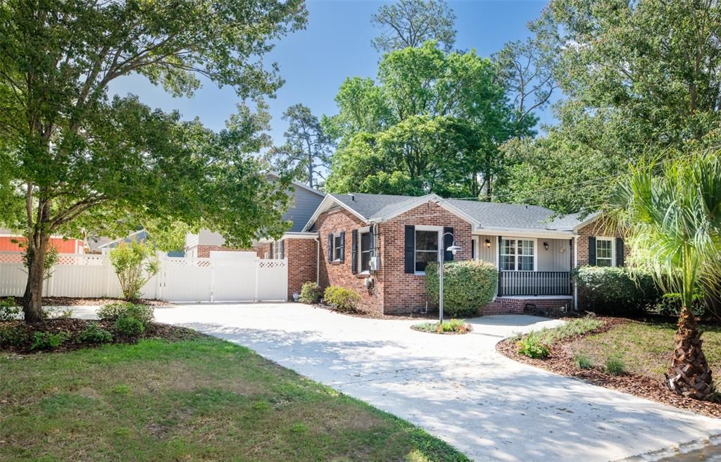 For Sale: $580,000 (3 beds, 3 baths, 2512 Square Feet)