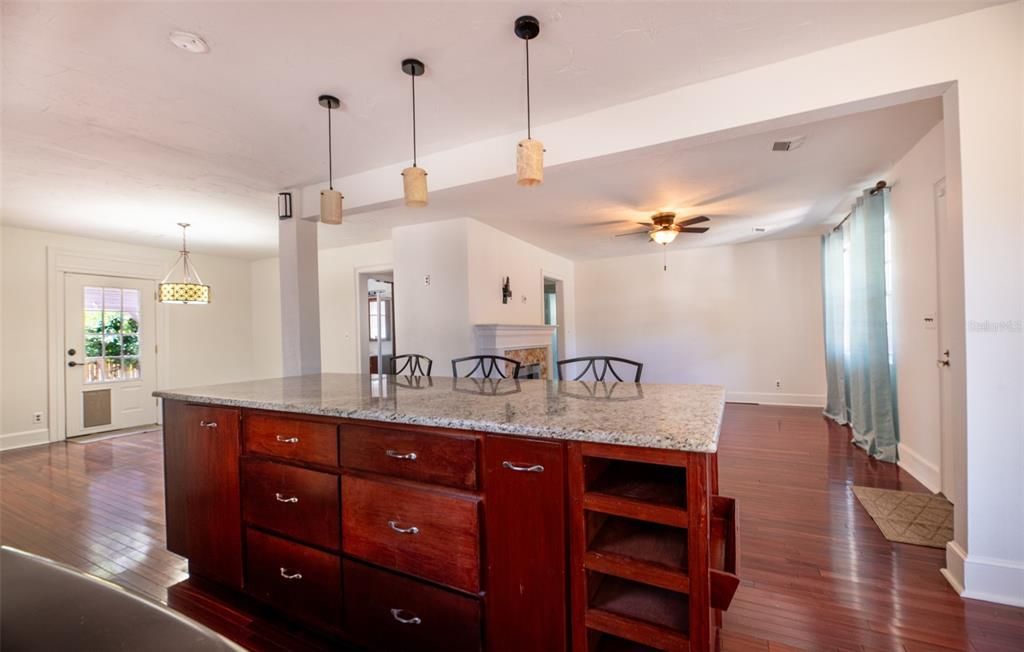 For Sale: $580,000 (3 beds, 3 baths, 2512 Square Feet)