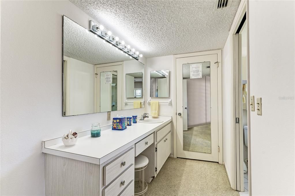 В аренду: $7,800 (2 спален, 2 ванн, 1393 Квадратных фут)