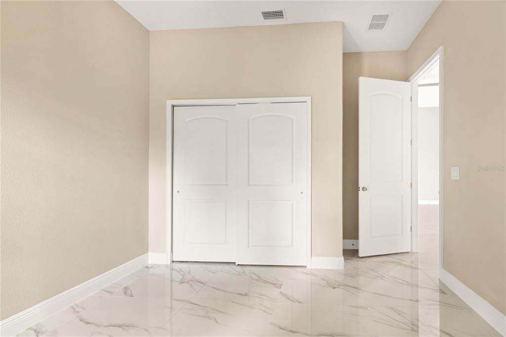 合同活跃: $439,999 (5 贝兹, 3 浴室, 2170 平方英尺)