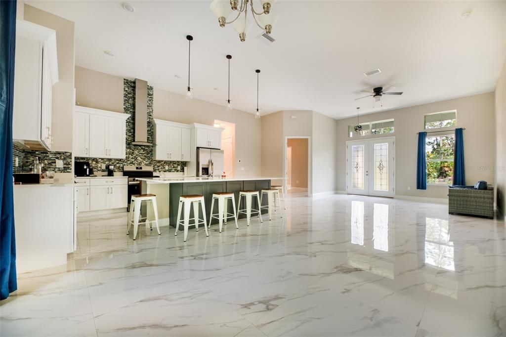 合同活跃: $439,999 (5 贝兹, 3 浴室, 2170 平方英尺)