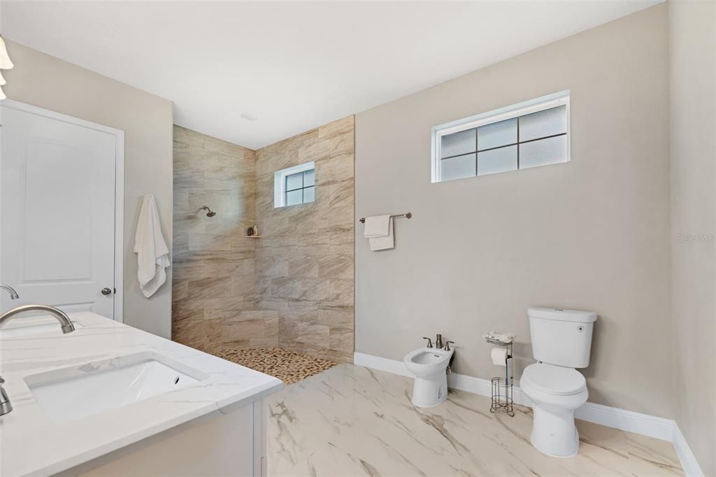 合同活跃: $439,999 (5 贝兹, 3 浴室, 2170 平方英尺)