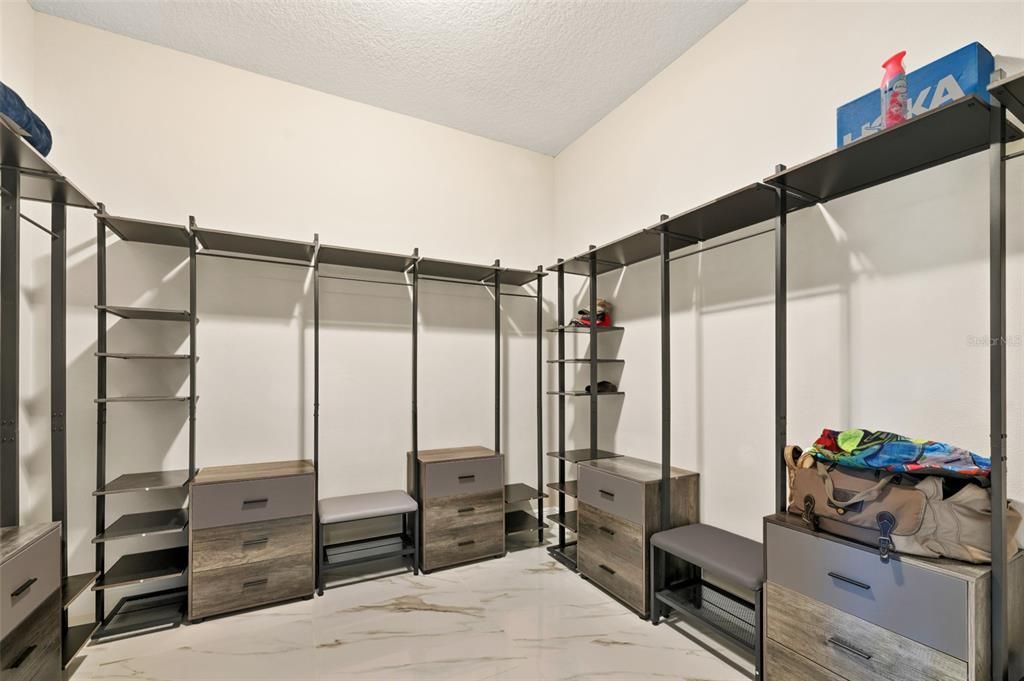 合同活跃: $439,999 (5 贝兹, 3 浴室, 2170 平方英尺)