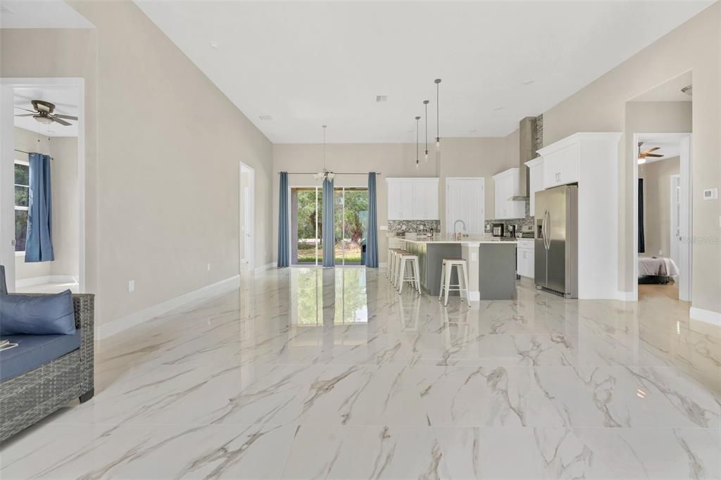 合同活跃: $439,999 (5 贝兹, 3 浴室, 2170 平方英尺)