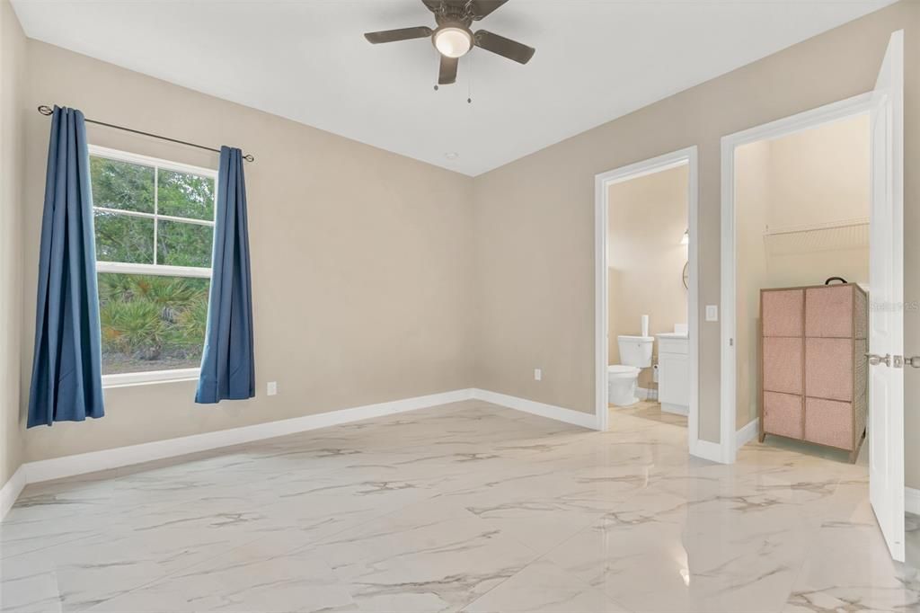 合同活跃: $439,999 (5 贝兹, 3 浴室, 2170 平方英尺)