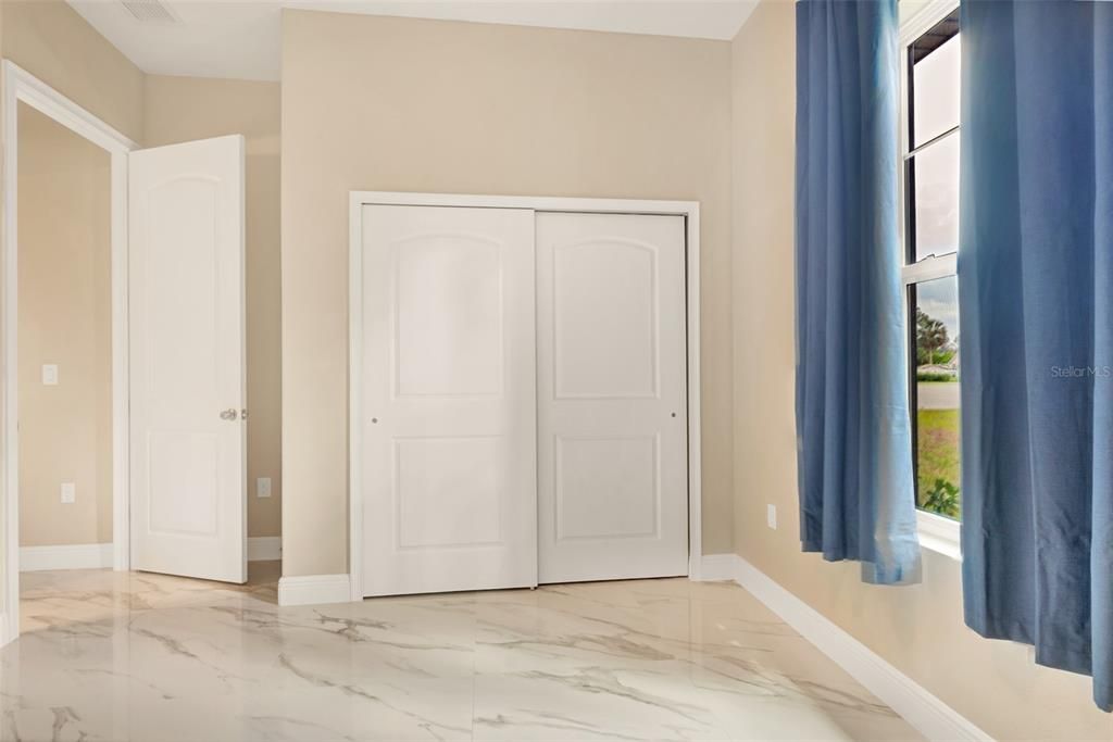 合同活跃: $439,999 (5 贝兹, 3 浴室, 2170 平方英尺)