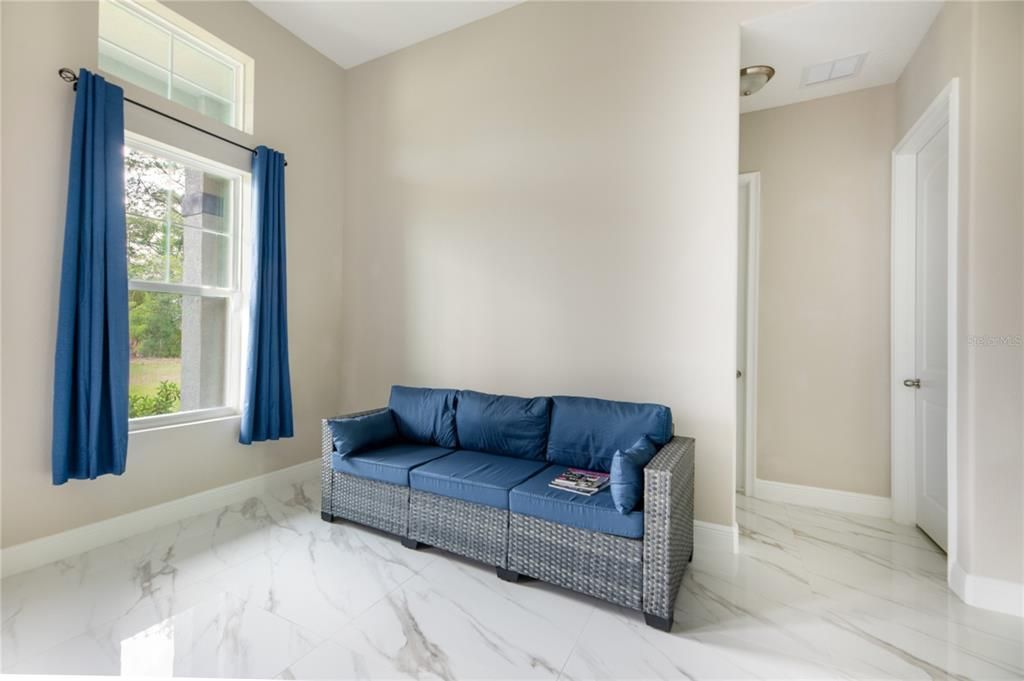 合同活跃: $439,999 (5 贝兹, 3 浴室, 2170 平方英尺)