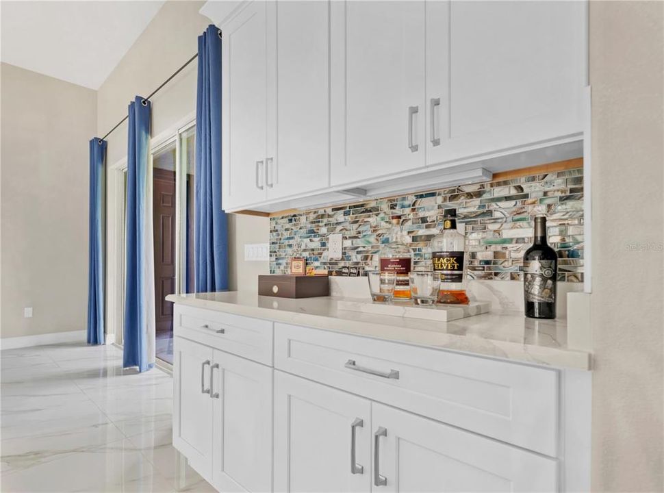 合同活跃: $439,999 (5 贝兹, 3 浴室, 2170 平方英尺)