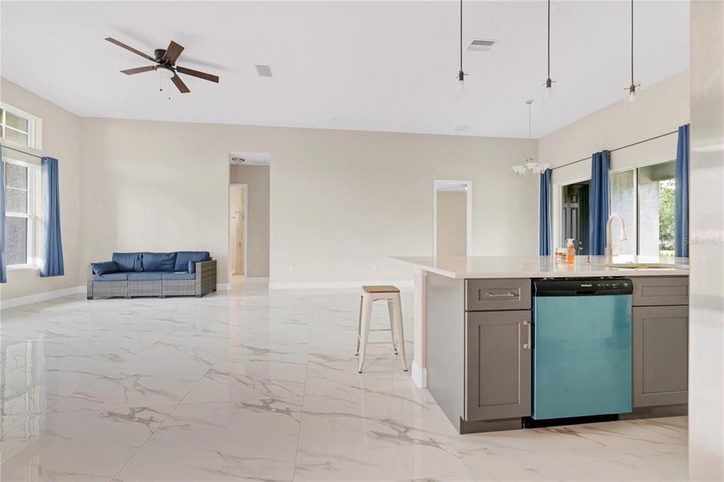 合同活跃: $439,999 (5 贝兹, 3 浴室, 2170 平方英尺)