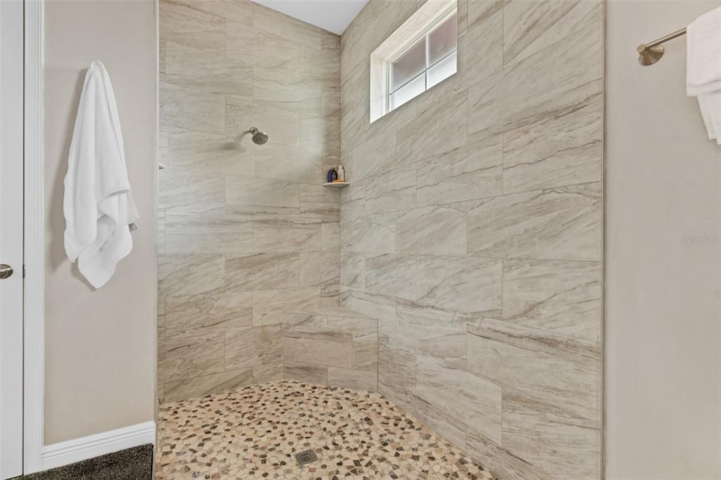 合同活跃: $439,999 (5 贝兹, 3 浴室, 2170 平方英尺)