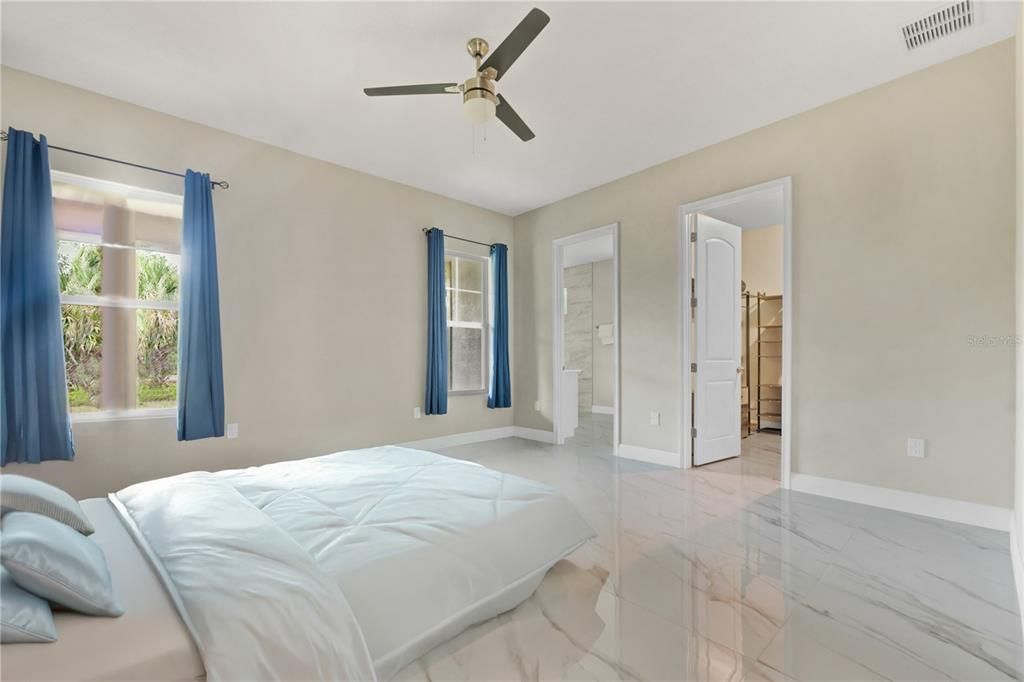 合同活跃: $439,999 (5 贝兹, 3 浴室, 2170 平方英尺)