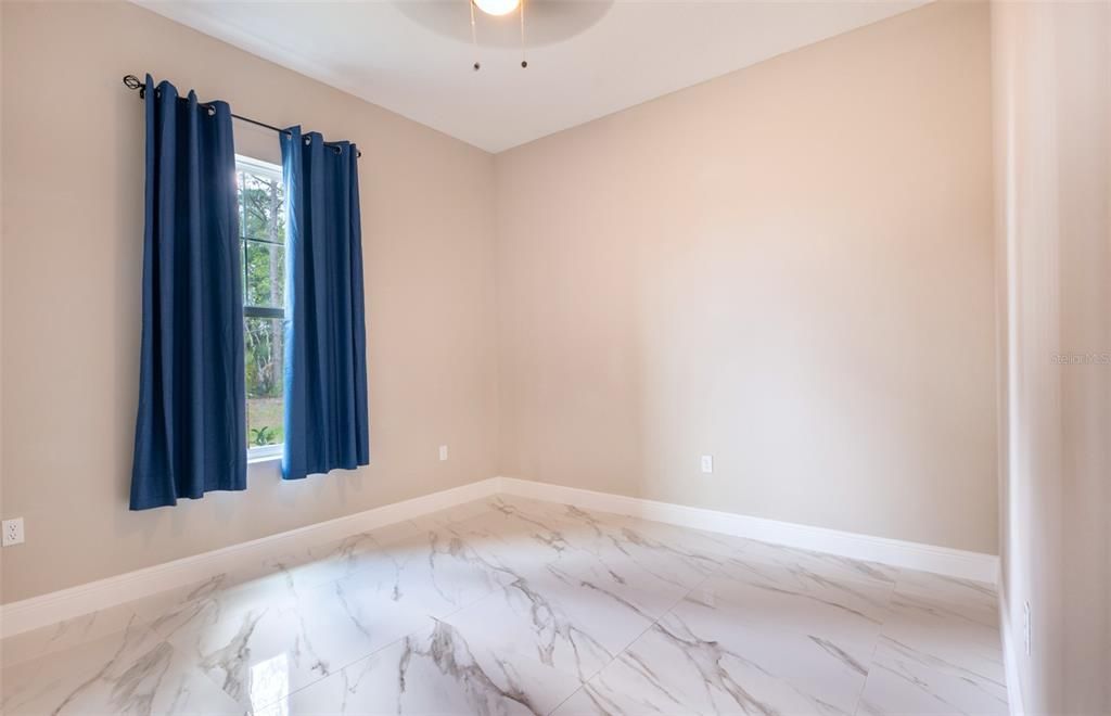 合同活跃: $439,999 (5 贝兹, 3 浴室, 2170 平方英尺)