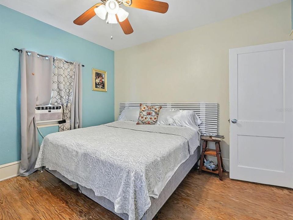 合同活跃: $205,000 (3 贝兹, 1 浴室, 1484 平方英尺)