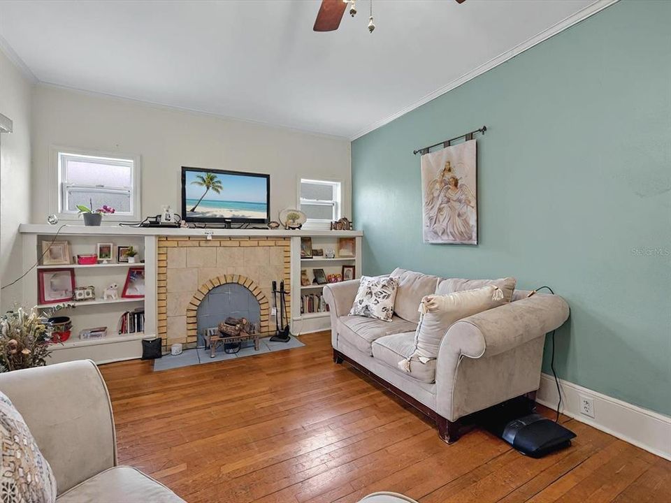 合同活跃: $205,000 (3 贝兹, 1 浴室, 1484 平方英尺)