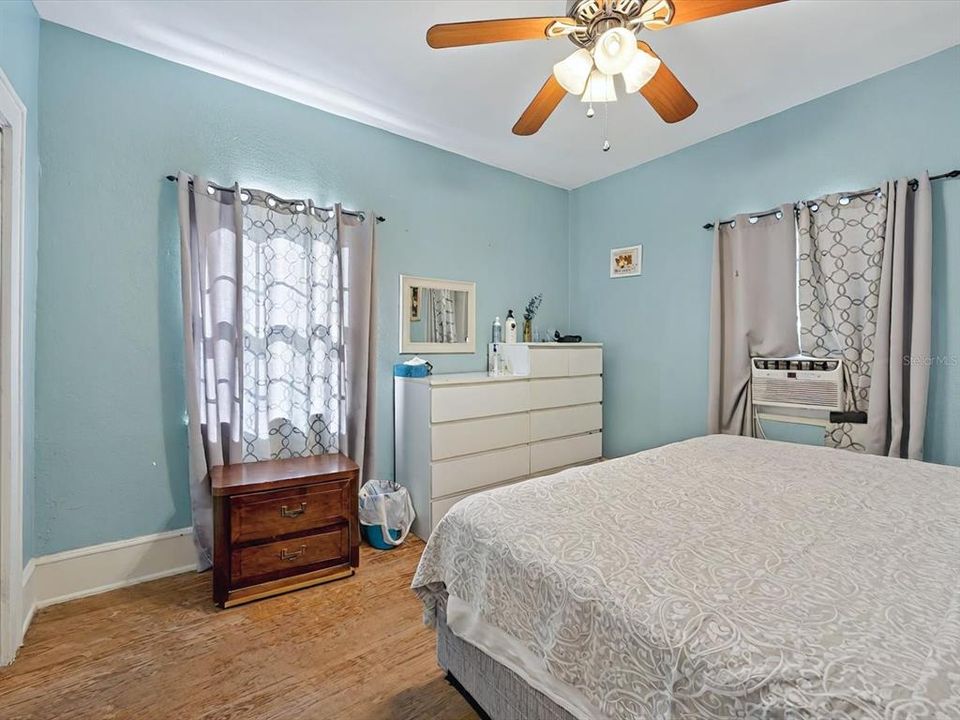 合同活跃: $205,000 (3 贝兹, 1 浴室, 1484 平方英尺)