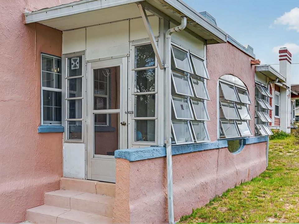 合同活跃: $205,000 (3 贝兹, 1 浴室, 1484 平方英尺)