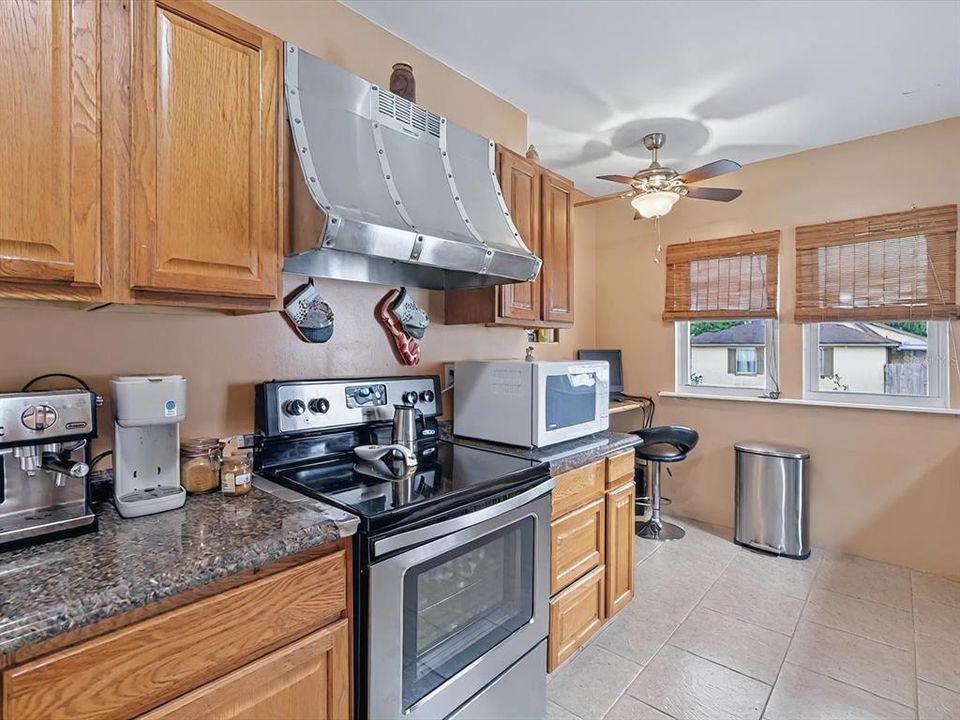 合同活跃: $205,000 (3 贝兹, 1 浴室, 1484 平方英尺)