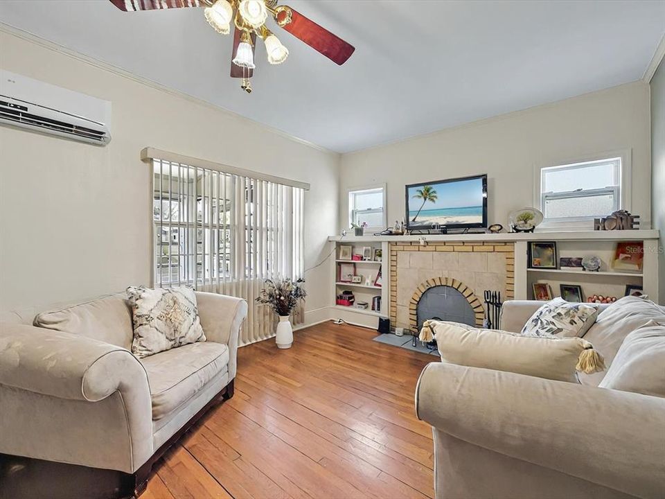 合同活跃: $205,000 (3 贝兹, 1 浴室, 1484 平方英尺)