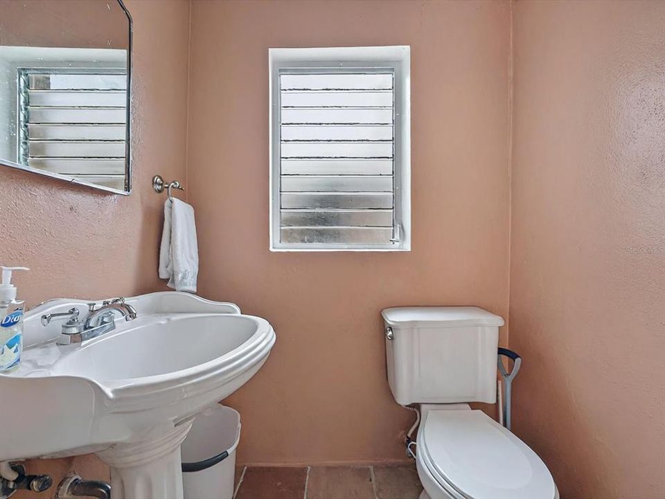 合同活跃: $205,000 (3 贝兹, 1 浴室, 1484 平方英尺)