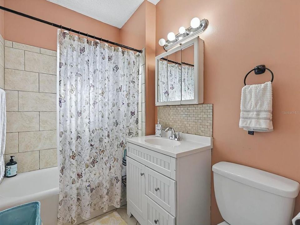 合同活跃: $205,000 (3 贝兹, 1 浴室, 1484 平方英尺)