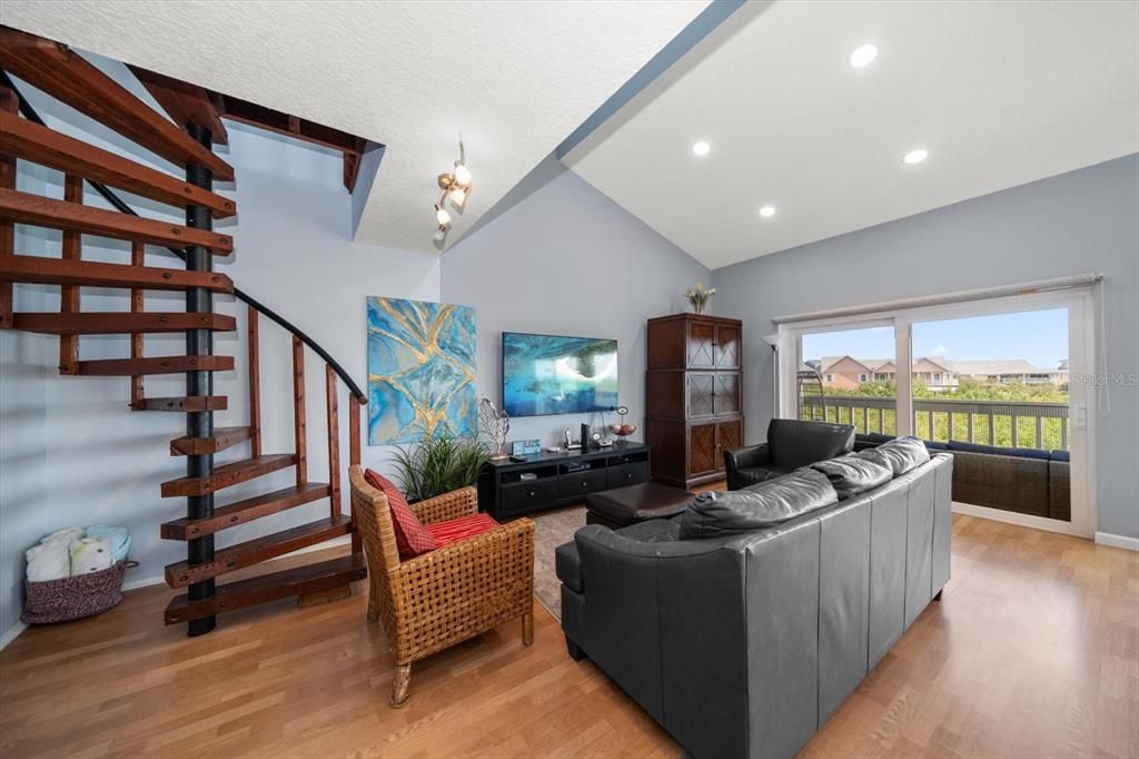 合同活跃: $689,000 (3 贝兹, 2 浴室, 1440 平方英尺)