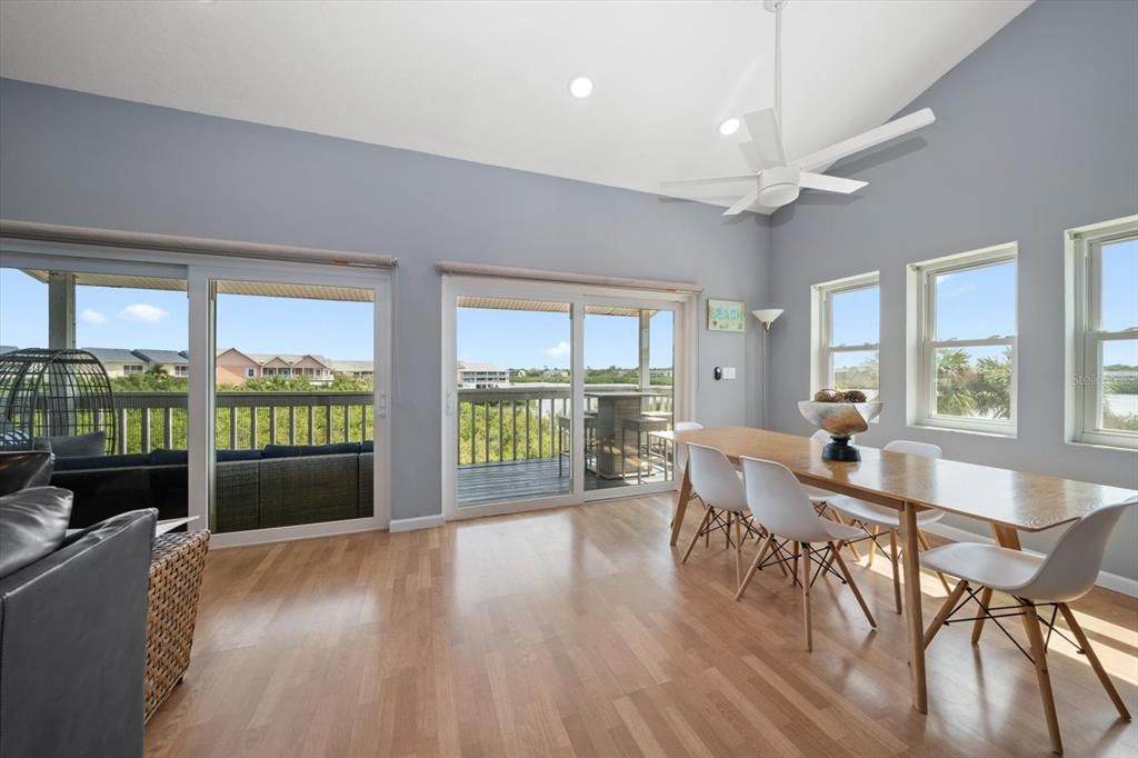 合同活跃: $689,000 (3 贝兹, 2 浴室, 1440 平方英尺)