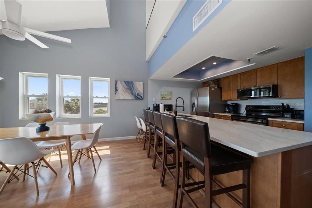 合同活跃: $689,000 (3 贝兹, 2 浴室, 1440 平方英尺)