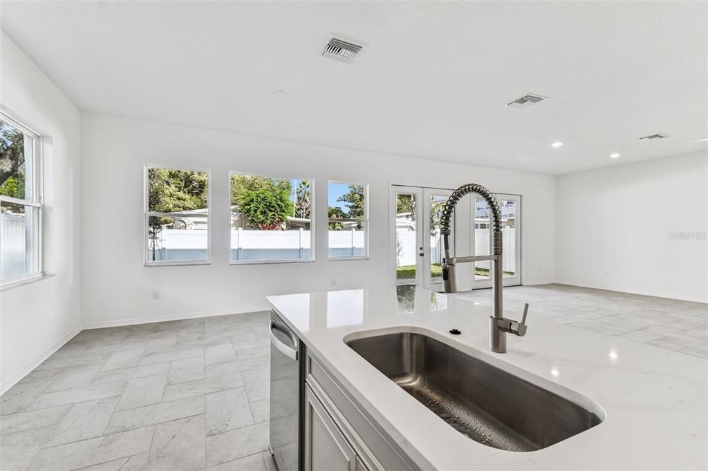 На продажу: $1,045,900 (5 спален, 4 ванн, 3322 Квадратных фут)