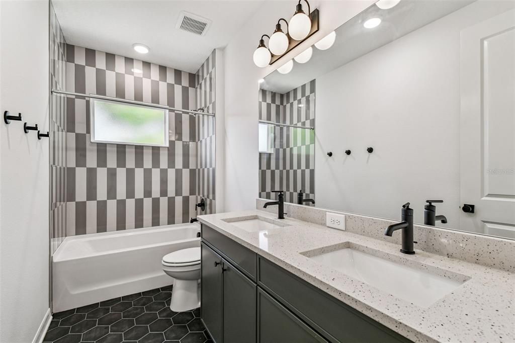 На продажу: $1,045,900 (5 спален, 4 ванн, 3322 Квадратных фут)