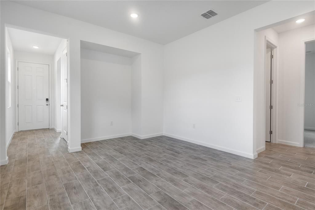 Под контрактом: $269,999 (3 спален, 2 ванн, 1707 Квадратных фут)