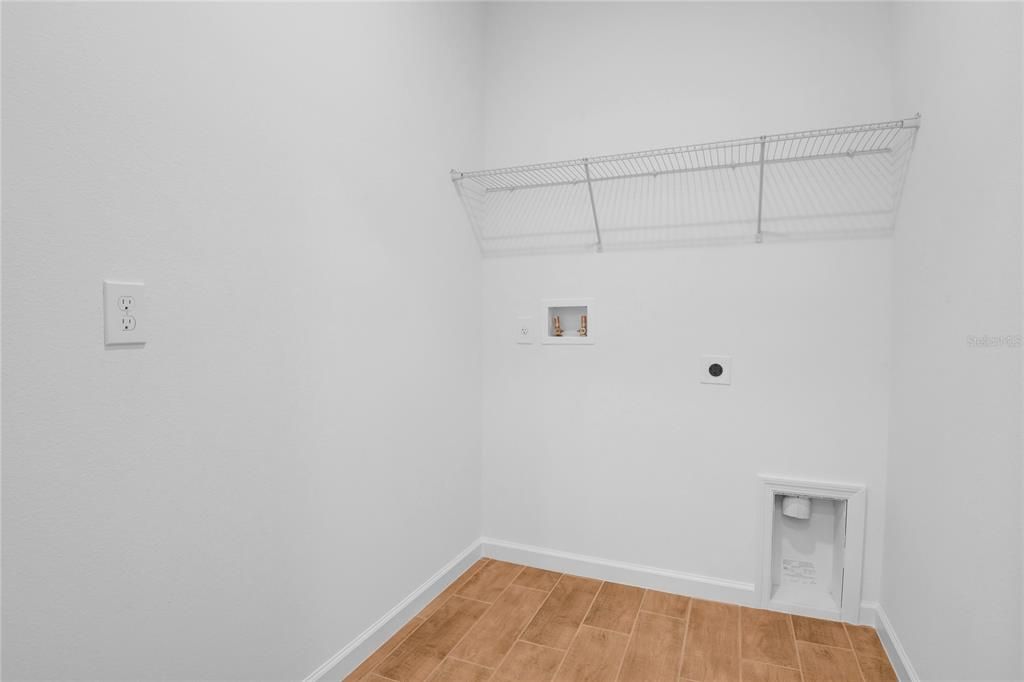 Под контрактом: $269,999 (3 спален, 2 ванн, 1707 Квадратных фут)