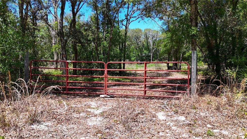 На продажу: $82,500 (1.74 acres)