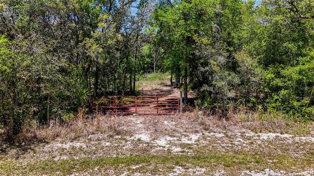 На продажу: $82,500 (1.74 acres)