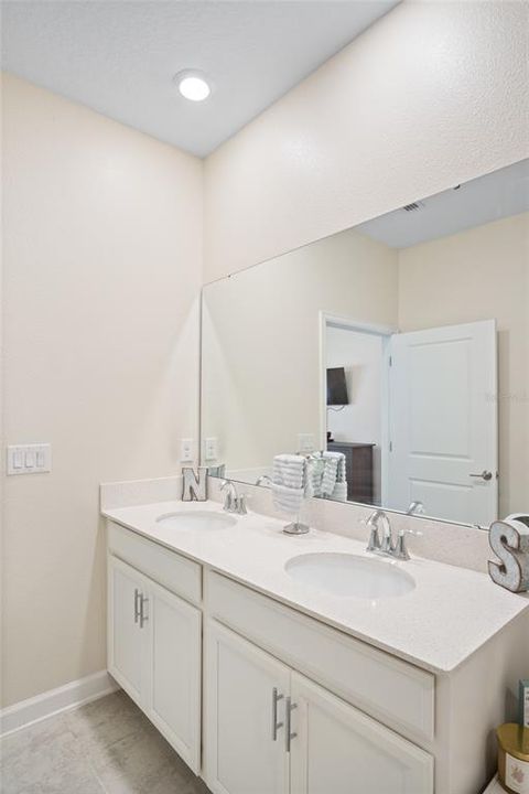 Active With Contract: $245,000 (2 beds, 2 baths, 1394 Square Feet)