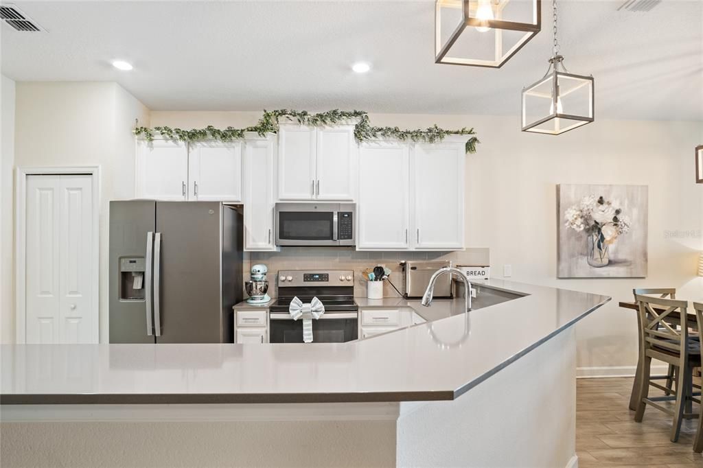 Active With Contract: $245,000 (2 beds, 2 baths, 1394 Square Feet)