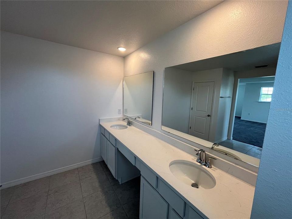 合同活跃: $484,990 (4 贝兹, 2 浴室, 3230 平方英尺)